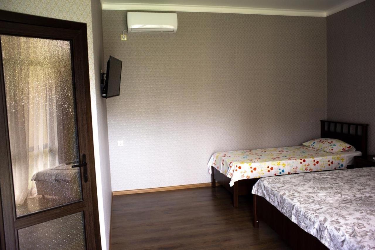 Emili Hotel Pizunda Bagian luar foto