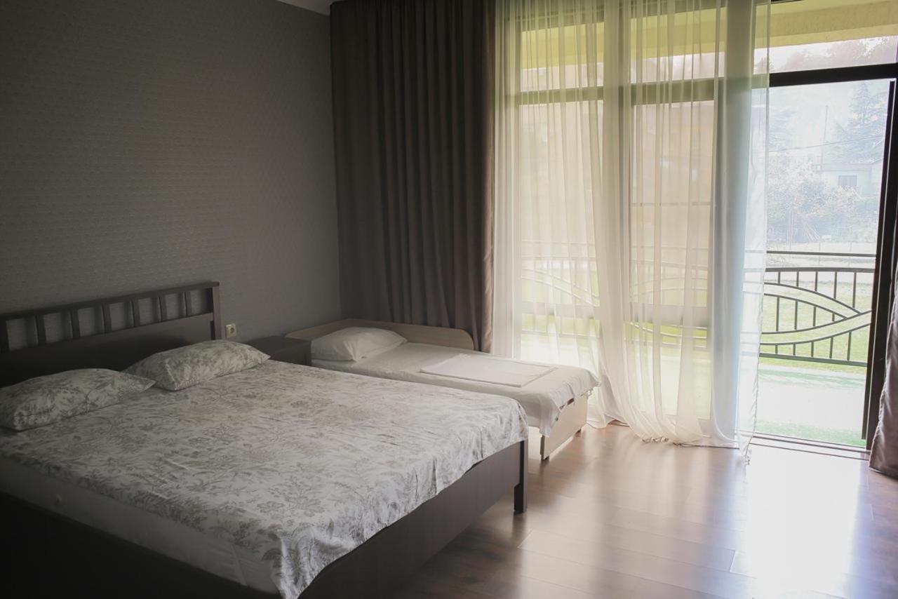 Emili Hotel Pizunda Bagian luar foto